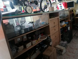 Mostrador con vitrinas de madera y cristal