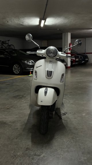 Vespa GTS 125 ie Super Blanca