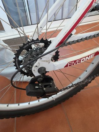 Bicicleta Rockrider Talla M Blanca y Roja