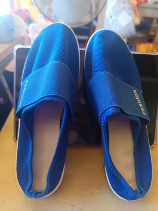 Zuecos azules muy cómodos