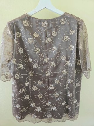 Blusa bordada marrón y dorada