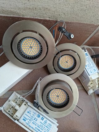 Ojos de buey LED (focos empotrables) hay 14