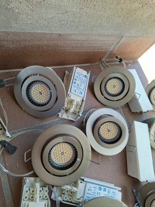 Ojos de buey LED (focos empotrables) hay 14