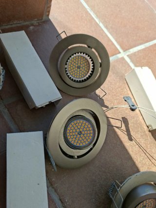 Ojos de buey LED (focos empotrables) hay 14