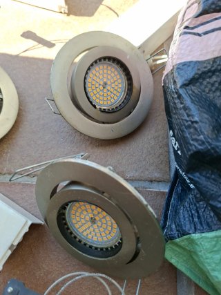 Ojos de buey LED (focos empotrables) hay 14