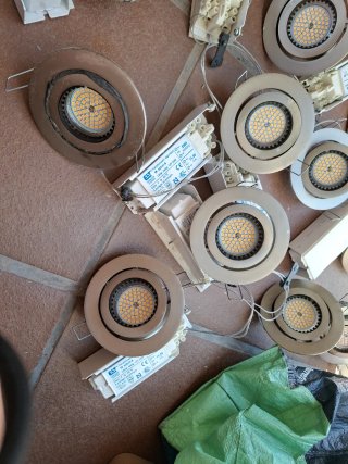 Ojos de buey LED (focos empotrables) hay 14