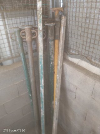 Andamio y cubo de obra