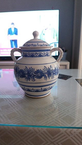 Jarrón tipo gazpachera azul y blanco