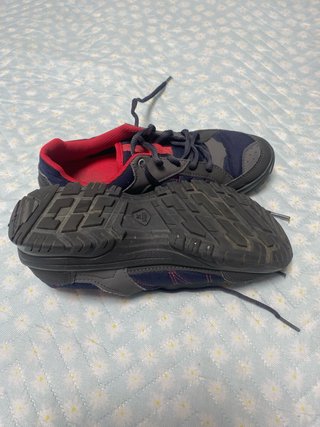 Zapatillas de montaña azules y rojas