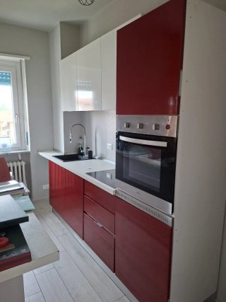 Cucina componibile rossa e bianca