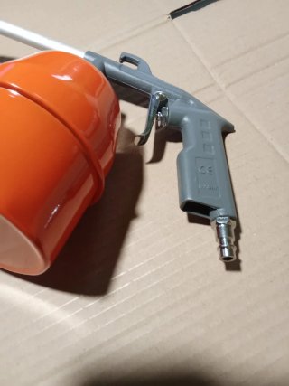 Pistola de petrolear con depósito