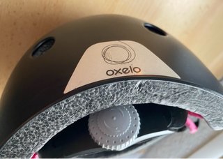 Casco Oxelo Negro con Diseño Rosa y protecciones