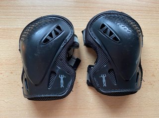 Casco Oxelo Negro con Diseño Rosa y protecciones