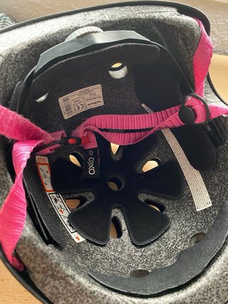 Casco Oxelo Negro con Diseño Rosa y protecciones