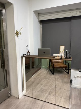 Mostrador de recepción con espejo
