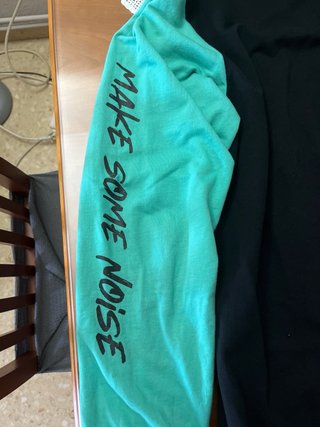 Sudadera con capucha y bolsillos