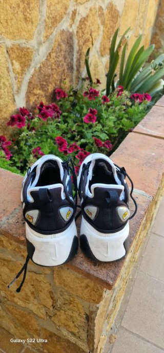 Zapatillas Nike Zoom 2000 Negras y Blancas