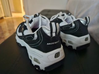 Zapatillas Skechers Negras y Blancas
