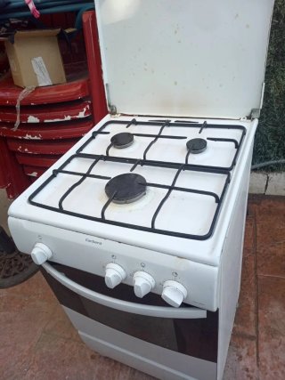 Cocina de gas  3 fuegos más horno excelente.