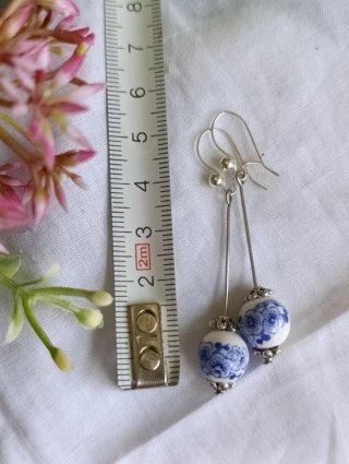 Pendientes fantasía florales azul y blanco.