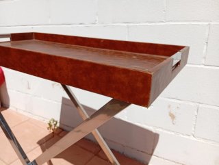 Bandeja Marrón con Base Plegable Metálica