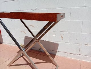 Bandeja Marrón con Base Plegable Metálica