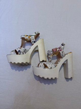 Tacones blancos plataforma estampado floral