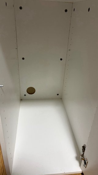 Mueble blanco con puerta y compartimento interior