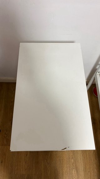 Mueble blanco con puerta y compartimento interior