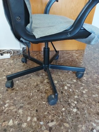 Silla de oficina gris y negra