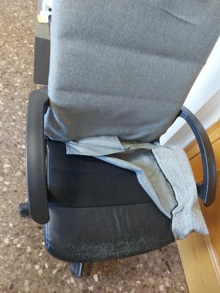 Silla de oficina gris y negra