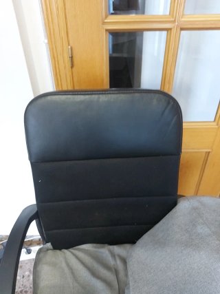 Silla de oficina gris y negra