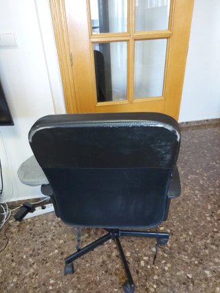 Silla de oficina gris y negra