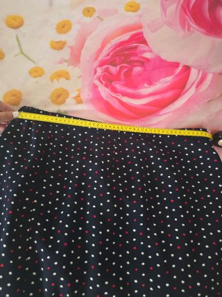 Falda de mujer azul con lunares