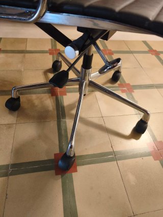 Silla de oficina diseño piel negra y metal