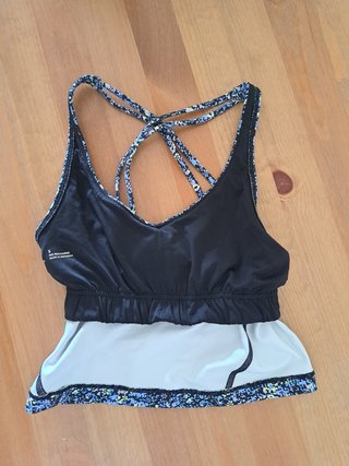Top deportivo Hollister floral