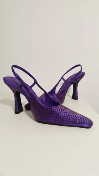 Zapatos de tacón morados con pedrería