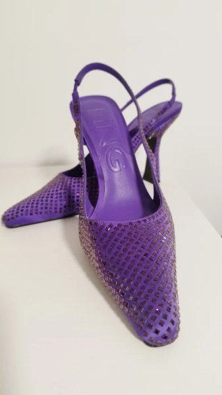 Zapatos de tacón morados con pedrería