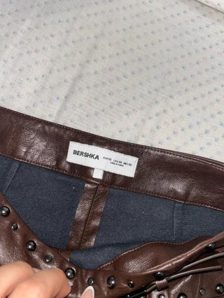 Minifalda shorts efecto piel tachuelas