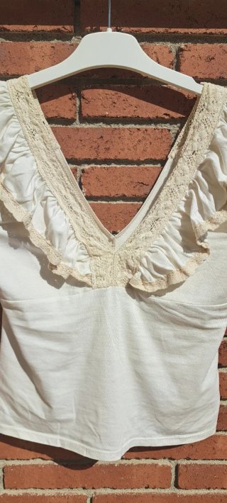 Camiseta romántica con volantes y encaje
