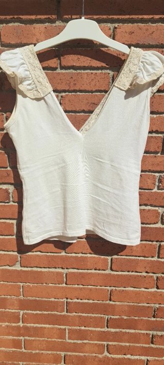 Camiseta romántica con volantes y encaje
