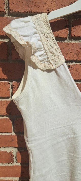 Camiseta romántica con volantes y encaje