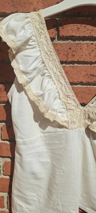 Camiseta romántica con volantes y encaje