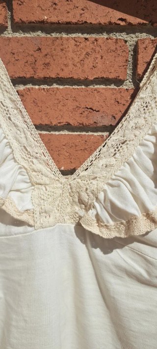 Camiseta romántica con volantes y encaje