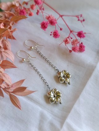 Pendientes de fantasía con flor plateada