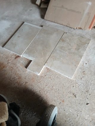 Escalera mármol 2 ¿hay pedaños frentes y roda plan