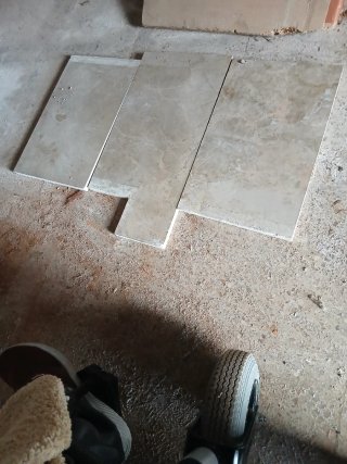 Escalera mármol 2 ¿hay pedaños frentes y roda plan