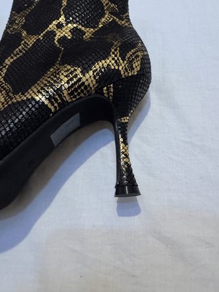 Botas tacón estampado serpiente negro y dorado