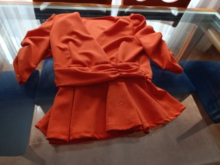 Blusa naranja con volantes y cintura elástica