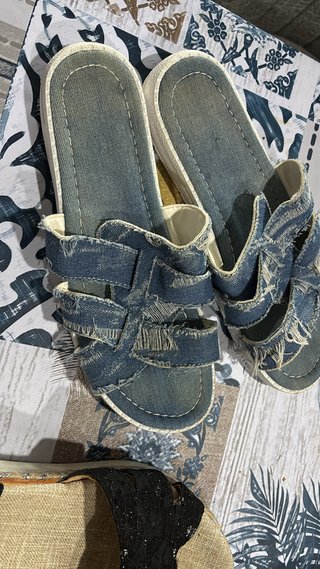 Sandalias de cuña beige y negras y chanclas
